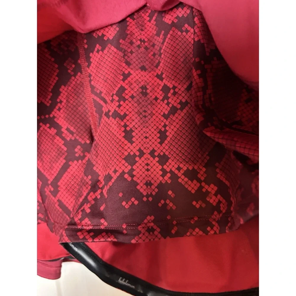 LULULEMON‎ Pace Rival Skirt Cranberry Red Snake Skin Size 12 Tennis Skort